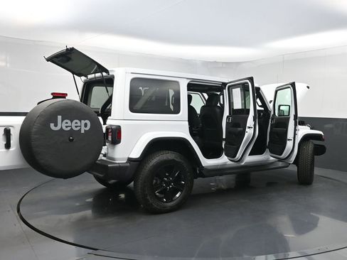 Used 2022 Jeep Wrangler Unlimited Sahara AWD/4WD image 39