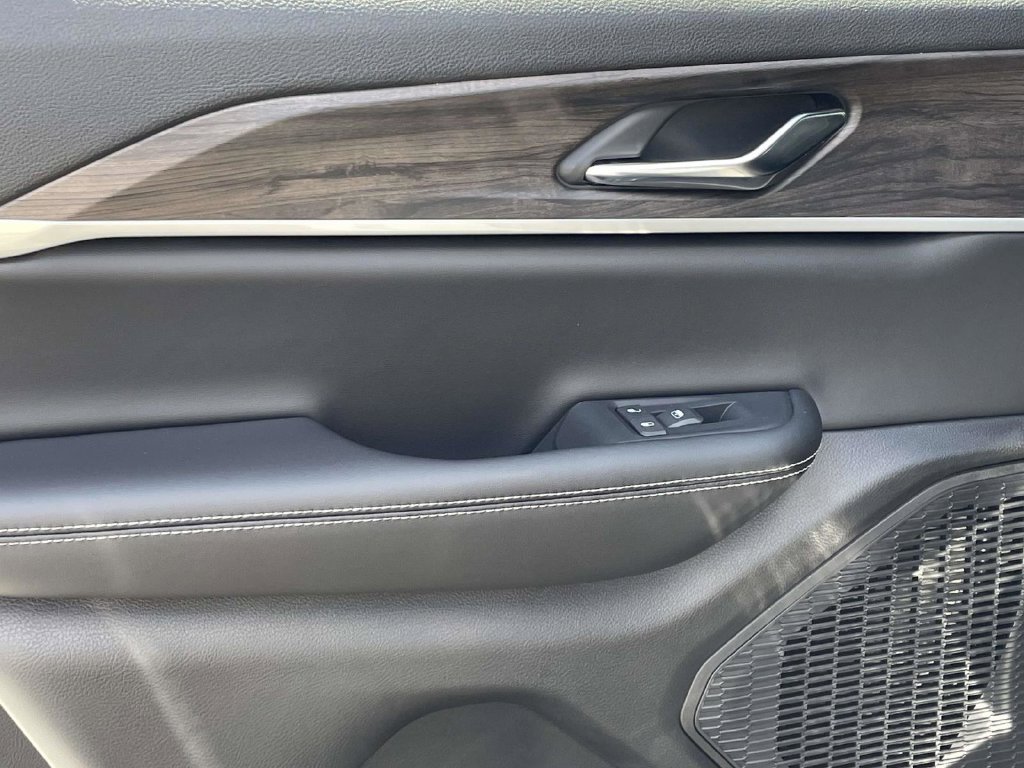 New 2027 Jeep Grand Cherokee Altitude RWD image 22