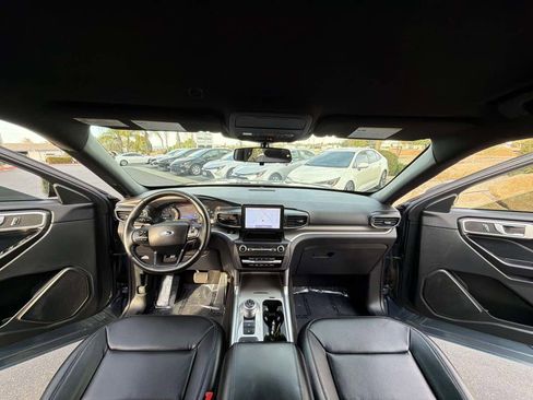 Used 2020 Ford Explorer XLT w/ Equipment Group 202A image 3