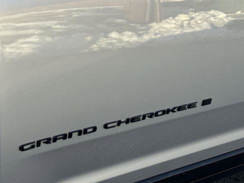Used 2023 Jeep Grand Cherokee Altitude image 11