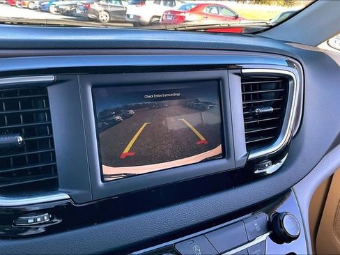 Used 2024 Chrysler Voyager LX image 15