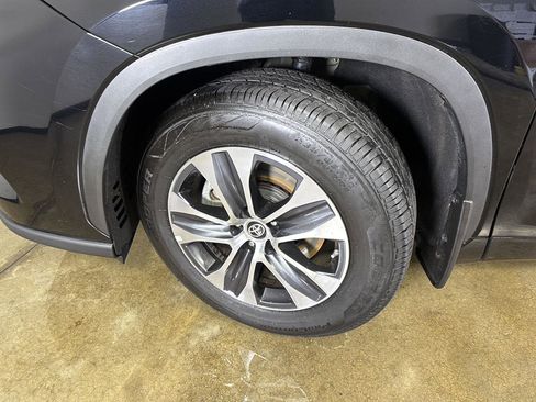 Used 2024 Toyota Highlander XLE AWD/4WD image 5