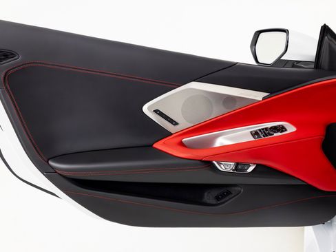 Used 2021 Chevrolet Corvette 2LT w/ Engine Appearance Package image 31