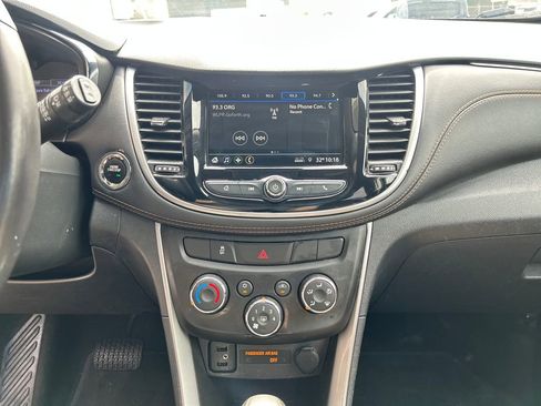 Used 2019 Chevrolet Trax LT w/ LT Convenience Package FWD image 17