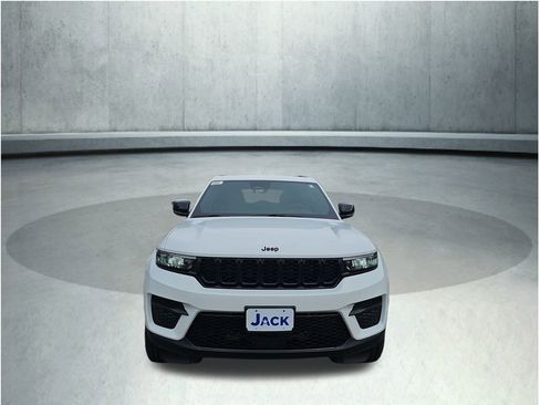 New 2025 Jeep Grand Cherokee Altitude image 11