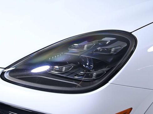 Certified 2023 Porsche Cayenne Turbo S AWD/4WD image 27