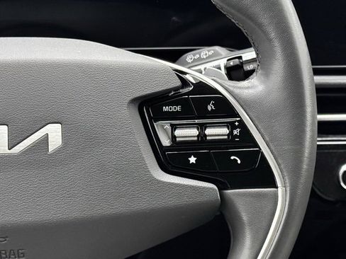Used 2023 Kia Niro EX image 31