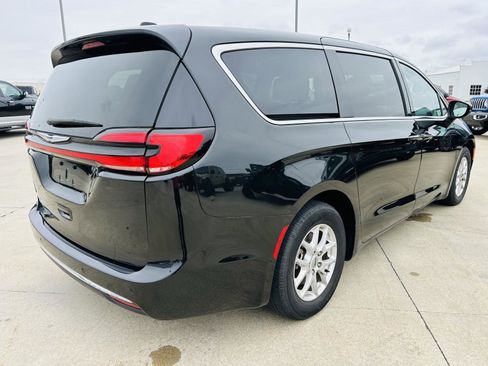 Used 2023 Chrysler Pacifica Touring-L FWD image 39