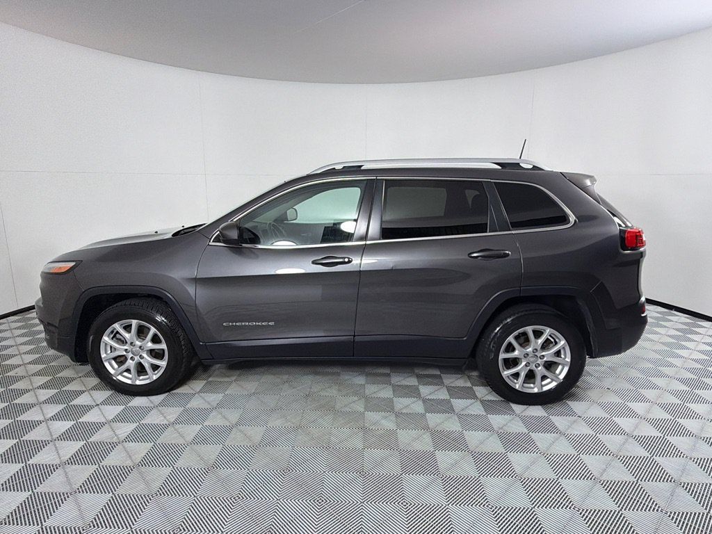 Used 2017 Jeep Cherokee Latitude FWD image 8