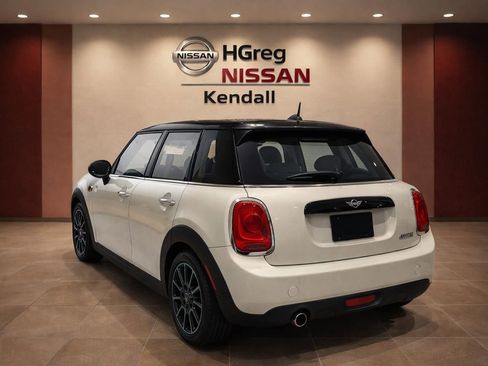 Used 2017 MINI Cooper 4-Door Hardtop image 4