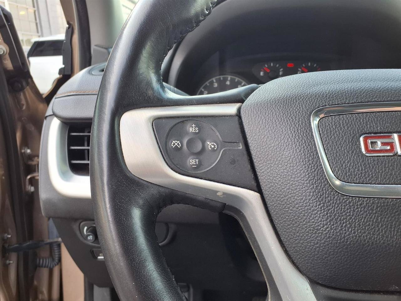 Used 2018 GMC Terrain SLE w/ Driver Convenience Package AWD/4WD image 8