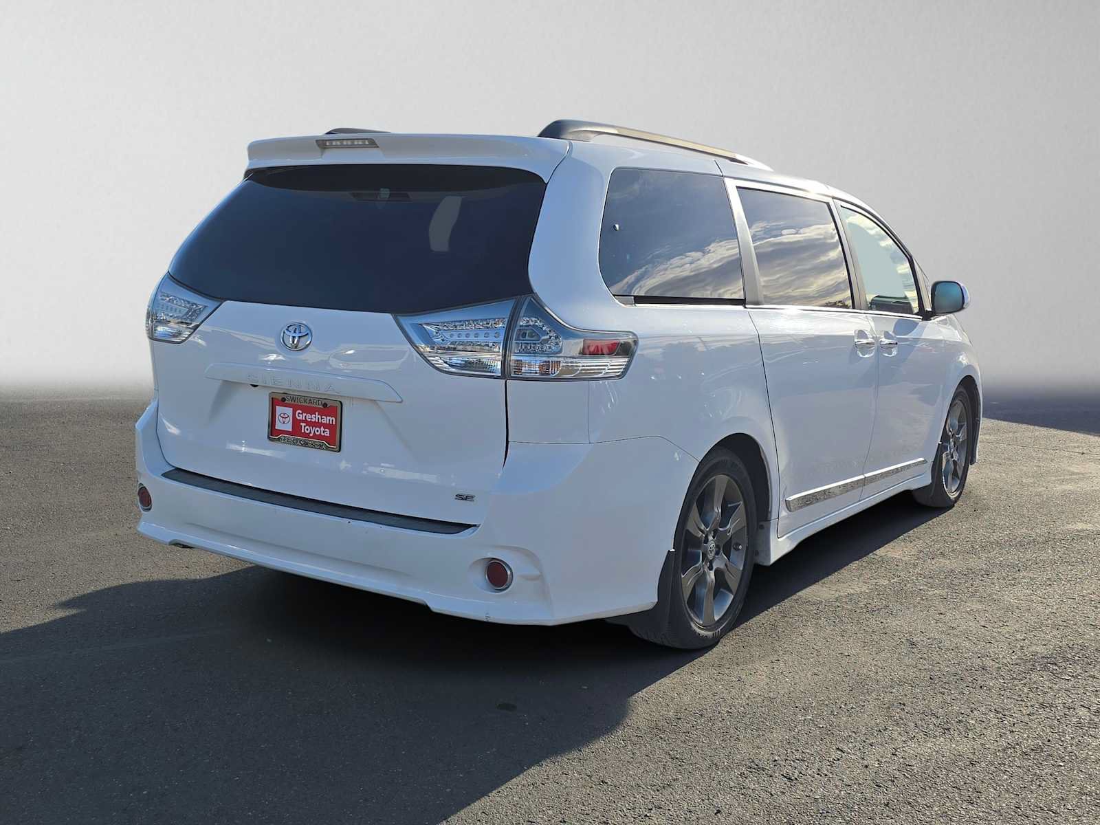 Used 2016 Toyota Sienna SE w/ SE Preferred Package FWD image 3