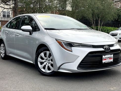 Used 2023 Toyota Corolla LE FWD image 2