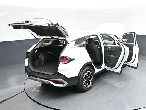 Used 2025 Kia Sportage LX image 18