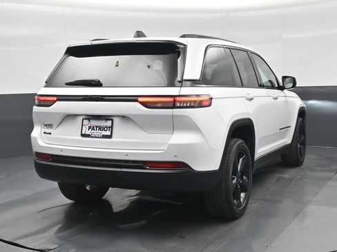 Used 2024 Jeep Grand Cherokee Altitude AWD/4WD image 2
