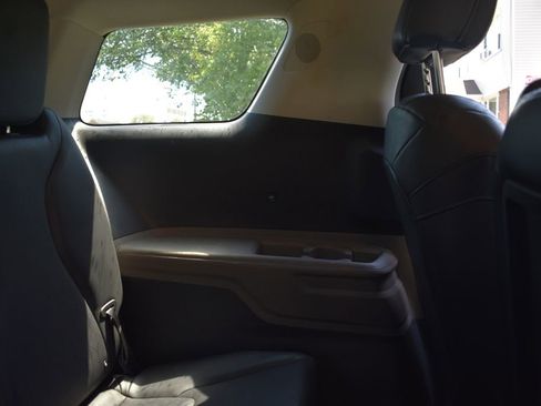 Used 2025 Kia Carnival FWD image 34