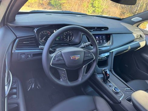 Certified 2025 Cadillac XT5 Premium Luxury image 4