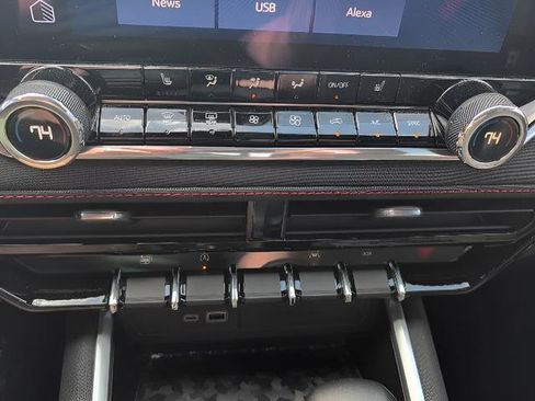 Used 2024 Chevrolet Colorado Z71 w/ Z71 Convenience Package 2 image 15