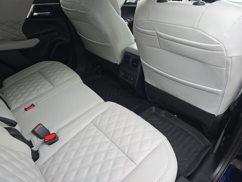 Used 2024 Mitsubishi Outlander SEL AWD/4WD image 11