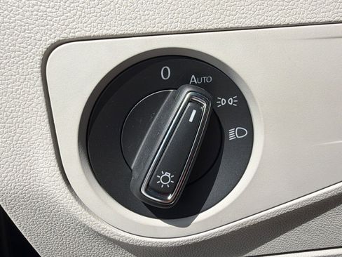 Used 2023 Volkswagen Tiguan SE image 17