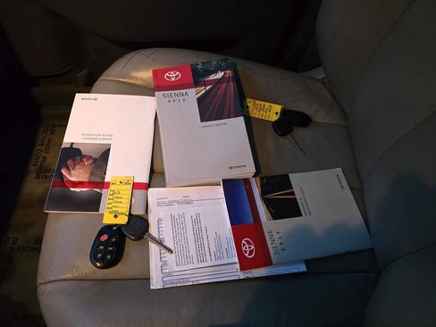 Used 2013 Toyota Sienna XLE image 67