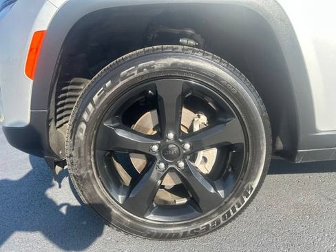 Used 2024 Jeep Grand Cherokee Altitude AWD/4WD image 8