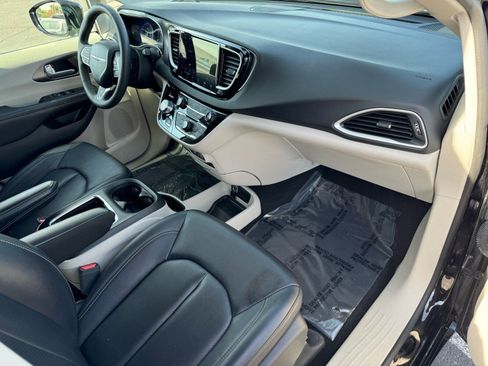 Used 2024 Chrysler Pacifica Touring-L image 13