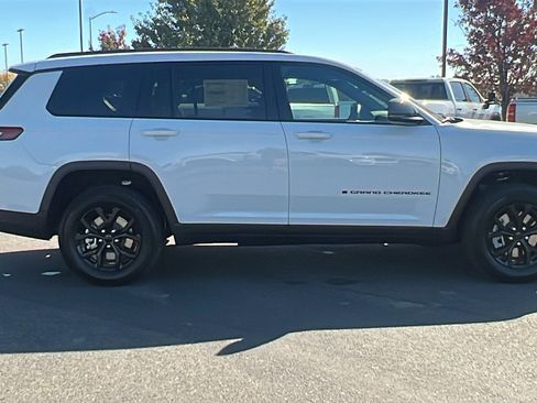 New 2025 Jeep Grand Cherokee L Laredo image 2