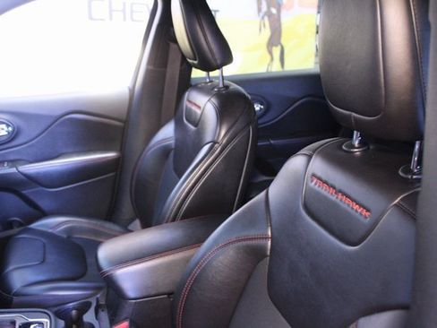Used 2019 Jeep Cherokee Trailhawk w/ Comfort & Convenience Group image 18