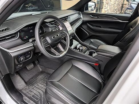 Used 2024 Jeep Grand Cherokee Limited 4xe image 2