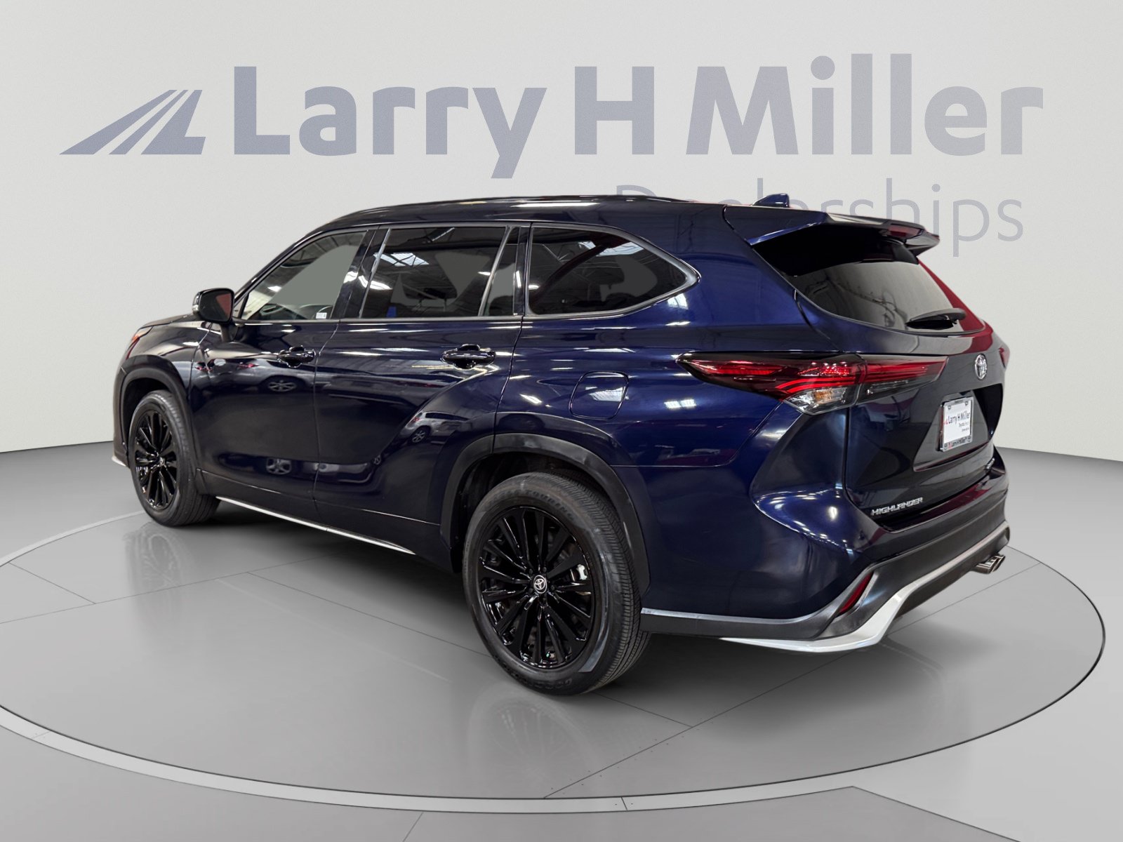 Used 2025 Toyota Highlander XSE AWD/4WD image 3