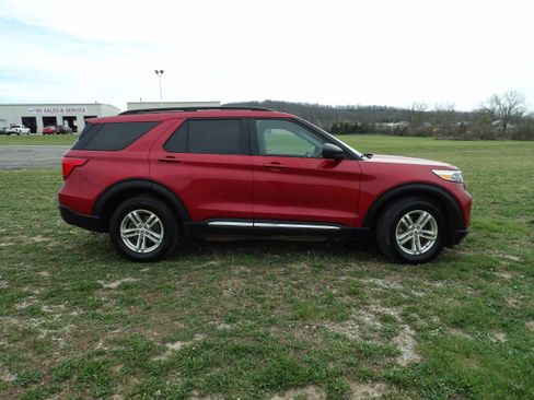 Used 2021 Ford Explorer XLT w/ Equipment Group 202A AWD/4WD image 5