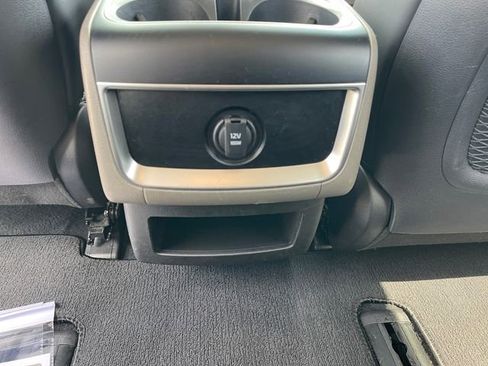 Used 2025 Kia Carnival FWD image 17