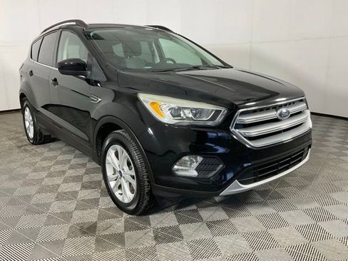 Used 2017 Ford Escape SE w/ Equipment Group 201A image 3