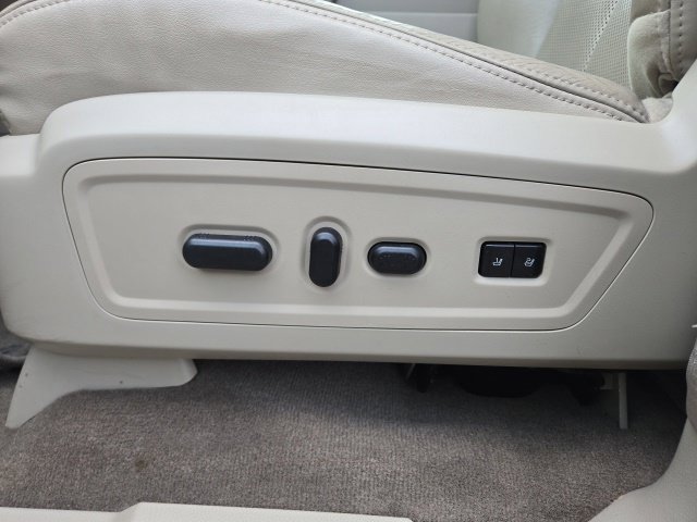 Used 2011 Lincoln Navigator 4WD image 19