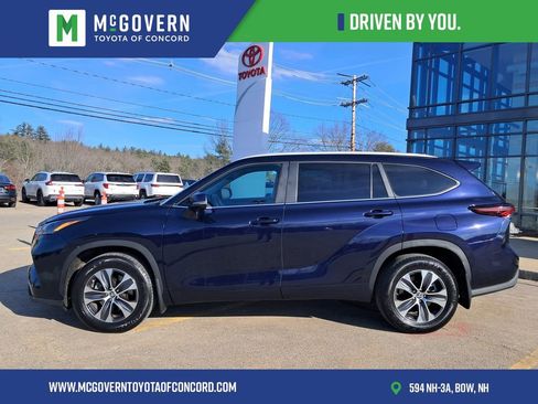 Used 2024 Toyota Highlander XLE image 2