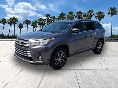 Used 2019 Toyota Highlander XLE image 3