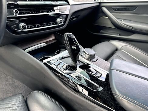 Used 2023 BMW 530e w/ Premium Package RWD image 18