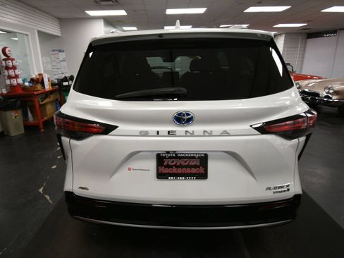 Certified 2023 Toyota Sienna Platinum AWD/4WD image 7