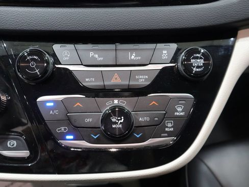 Used 2024 Chrysler Pacifica Touring-L FWD image 31