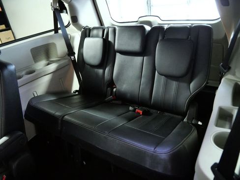 Used 2013 Chrysler Town & Country Touring image 16