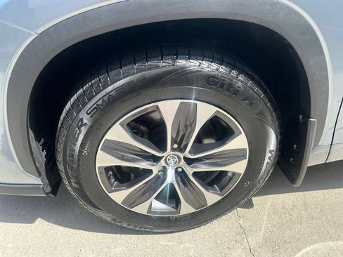 Used 2022 Toyota Highlander XLE AWD/4WD image 16