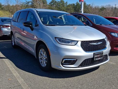 Used 2024 Chrysler Pacifica Touring-L image 5