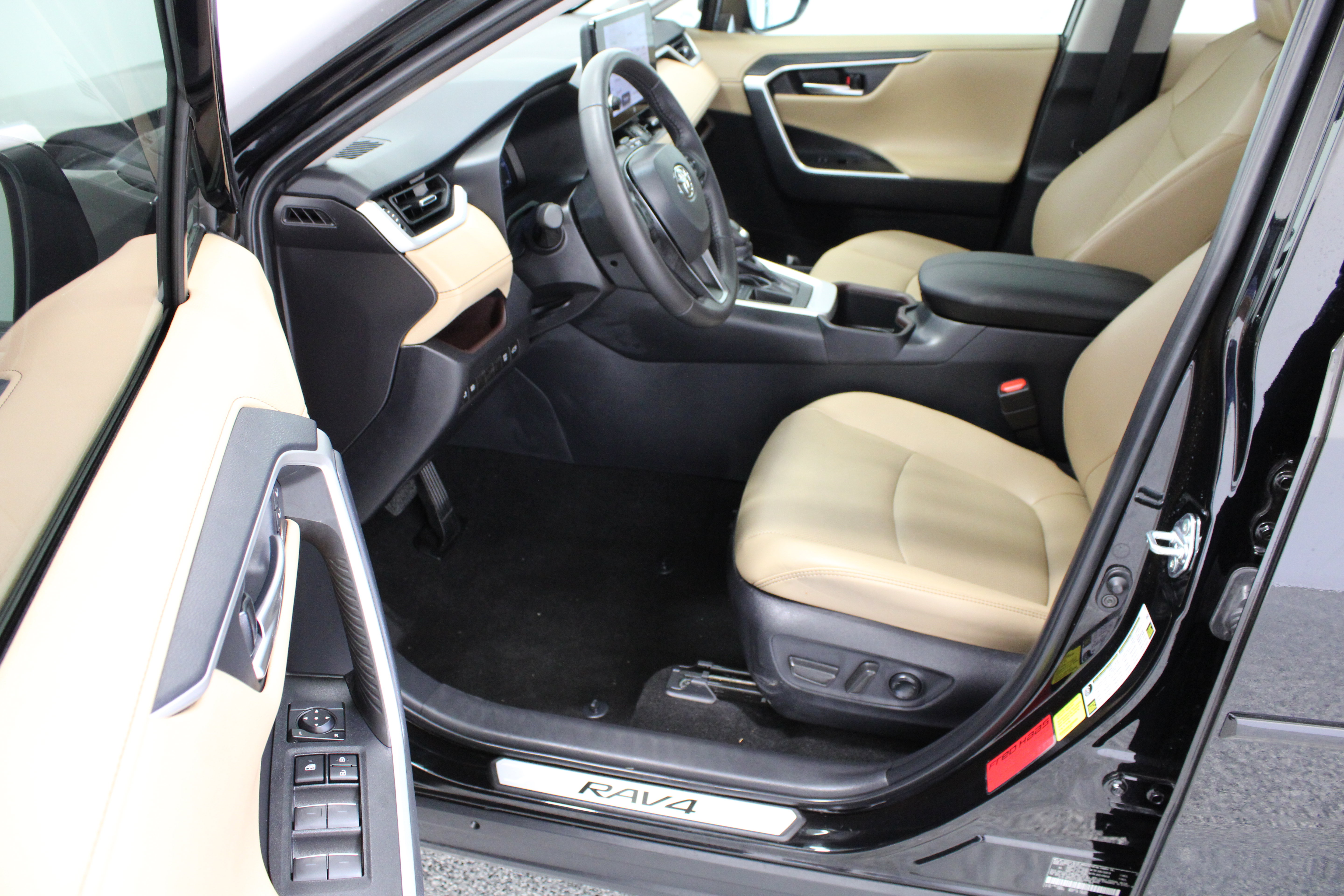 Used 2025 Toyota RAV4 Limited FWD image 14