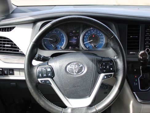 Used 2019 Toyota Sienna XLE w/ XLE Navigation Package image 8
