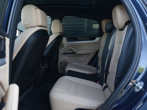 Certified 2025 Porsche Cayenne E-Hybrid Coupe AWD/4WD image 21