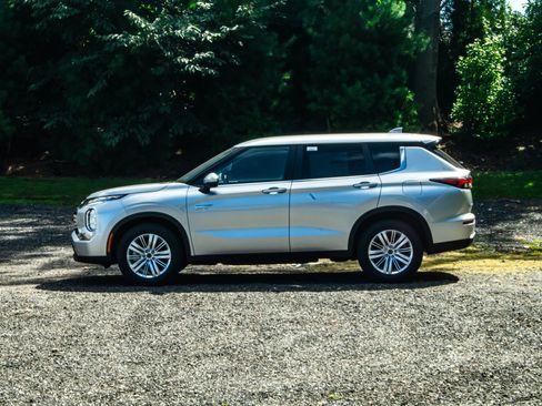 New 2025 Mitsubishi Outlander ES image 4