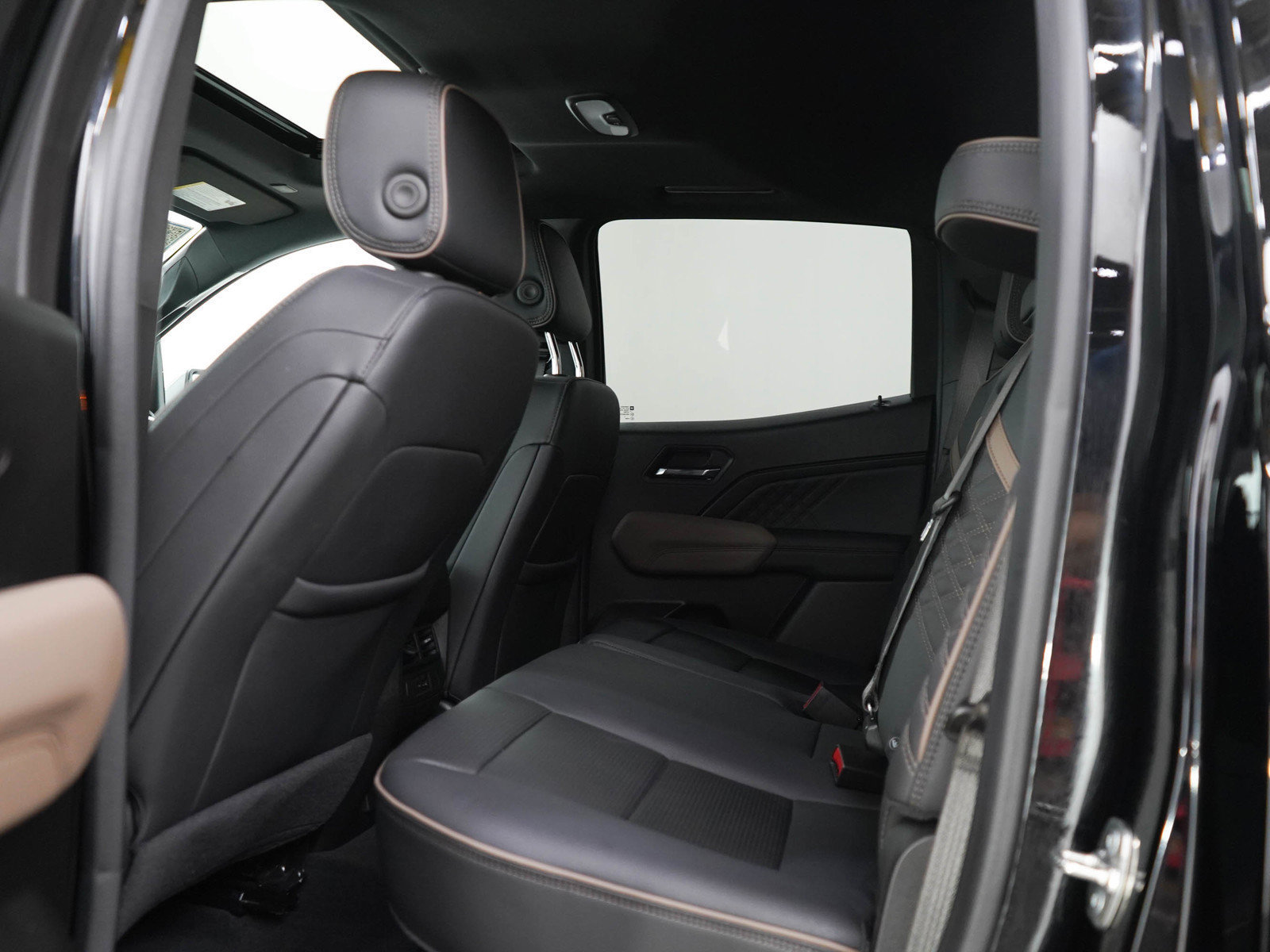 Used 2024 GMC Canyon Denali AWD/4WD image 17