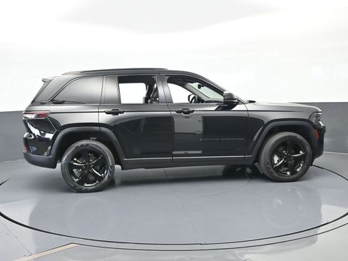 Used 2023 Jeep Grand Cherokee Limited w/ Black Appearance Package image 7