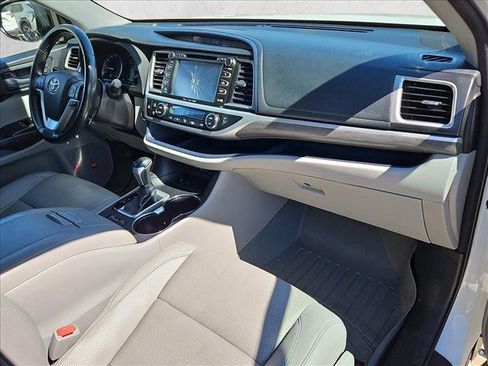 Used 2018 Toyota Highlander Limited image 19